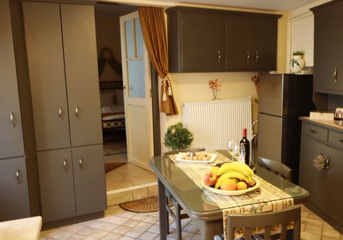 Orfeas Home: Detached house, recently renovated, 2 bedrooms &2 bathroom, parking