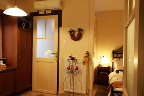 2 chambres, bureau, fer et planche Ă repasser, lit parapluie