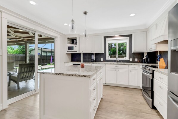 Paper towels - Beautifully Updated Home w/ Pool & Spa (Naples)