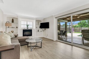 Living area - Beautifully Updated Home w/ Pool & Spa (Naples)