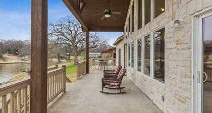 Stunning Lake Home Get Away on The Water!