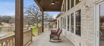 Stunning Lake Home Get Away on The Water!