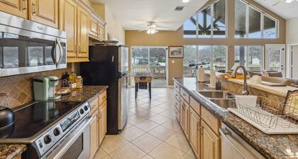 Stunning Lake Home Get Away on The Water!