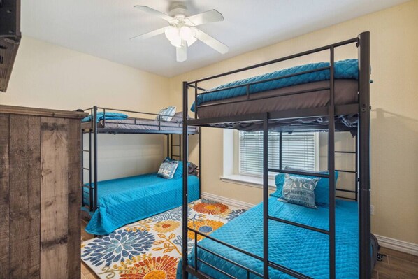 3 habitaciones, tabla de planchar con plancha, wifi y ropa de cama