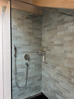 Douche, sèche-cheveux, serviettes fournies, savon