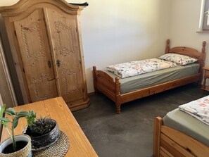 2 bedrooms, iron/ironing board, travel cot, free WiFi