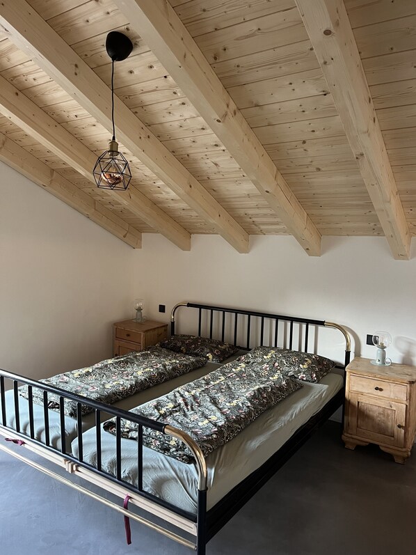 2 bedrooms, iron/ironing board, travel cot, free WiFi