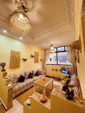Apartment, 1 Bedroom, Smoking, City View | Living room