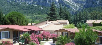 Chalets en Village-vacances ! Clubs Enfants et Clubs Ados Inclus. Piscine