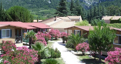 Chalets en Village-vacances ! Clubs Enfants et Clubs Ados Inclus. Piscine