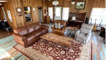 TV connectée, cheminée, livres