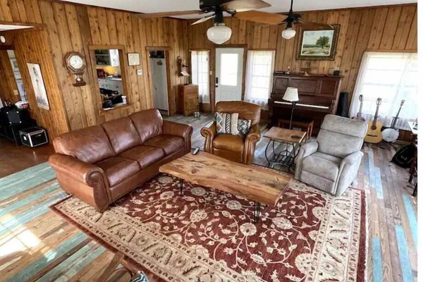 Een smart-tv, een open haard en boeken