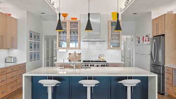 Fridge, oven, stovetop, dishwasher