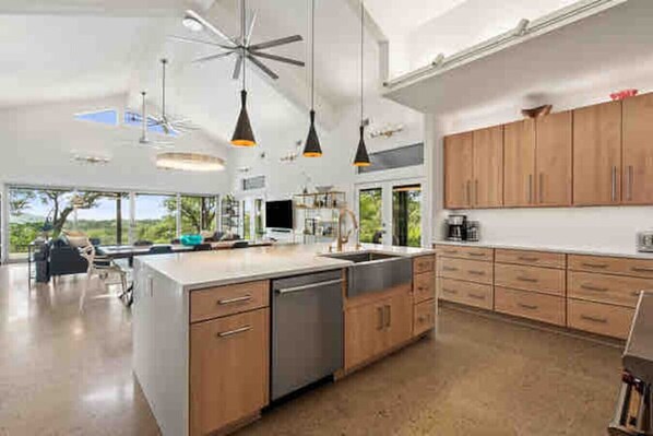 Fridge, oven, stovetop, dishwasher - Modern ATX Hill Country Oasis, Stargazers + Birdwatchers Delight (Dripping Springs)