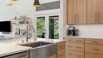 Fridge, oven, stovetop, dishwasher