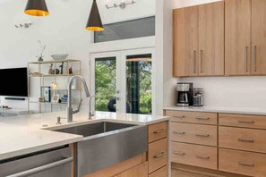 Fridge, oven, stovetop, dishwasher - Modern ATX Hill Country Oasis, Stargazers + Birdwatchers Delight (Dripping Springs)