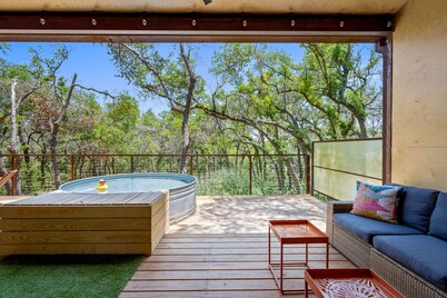 Luxe Modern Treehouse w Heated Pool & Firepit