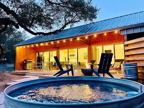 Chic Barndo • Heated Pool, Firepit, Trails, Stars