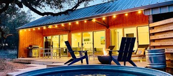 Chic Barndo • Heated Pool, Firepit, Trails, Stars