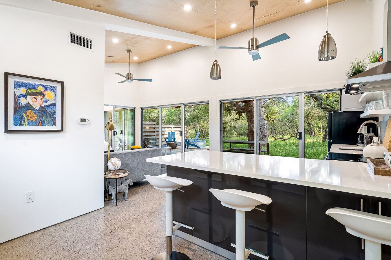 Jääkaappi, mikroaaltouuni, uuni, liesi