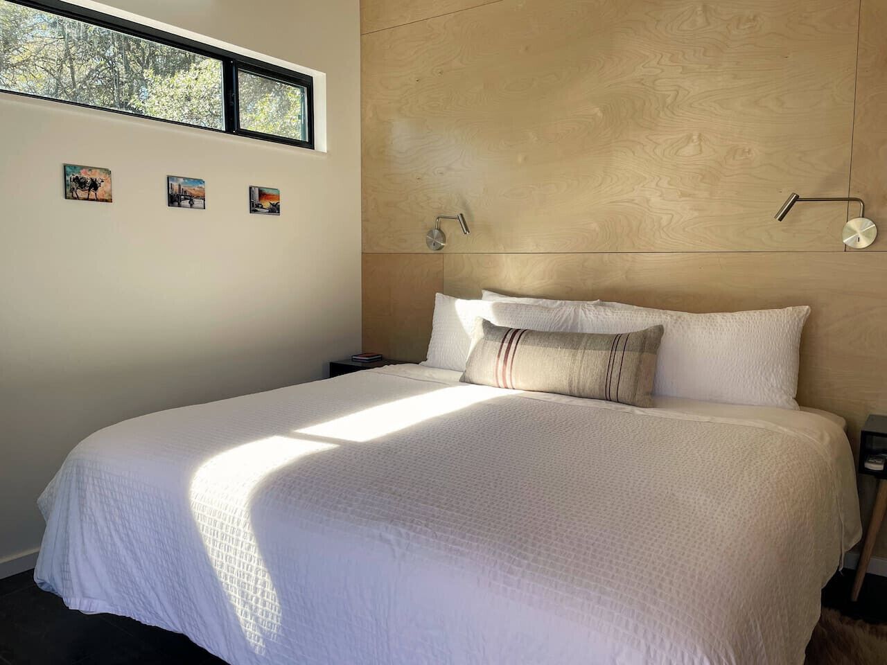 1 chambre, bureau, fer et planche à repasser, lit parapluie