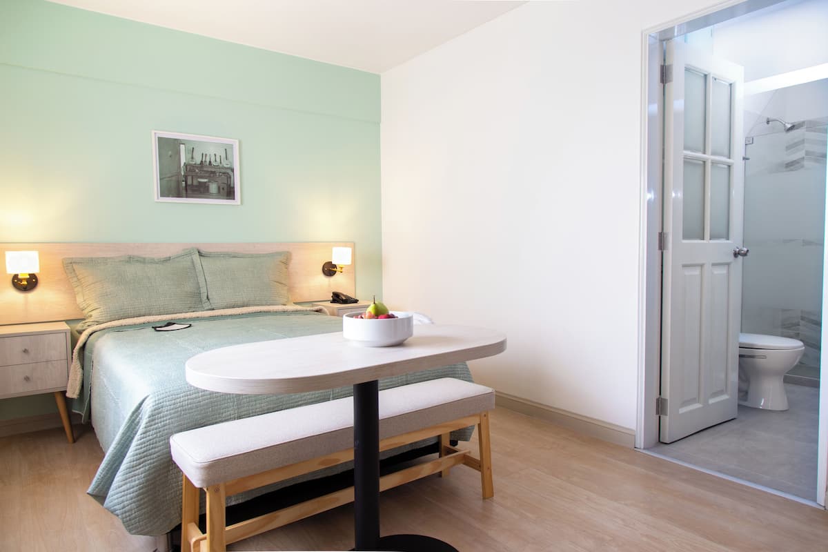 Honeymoon kamer | Een bureau, een laptopwerkplek, verduisterende gordijnen