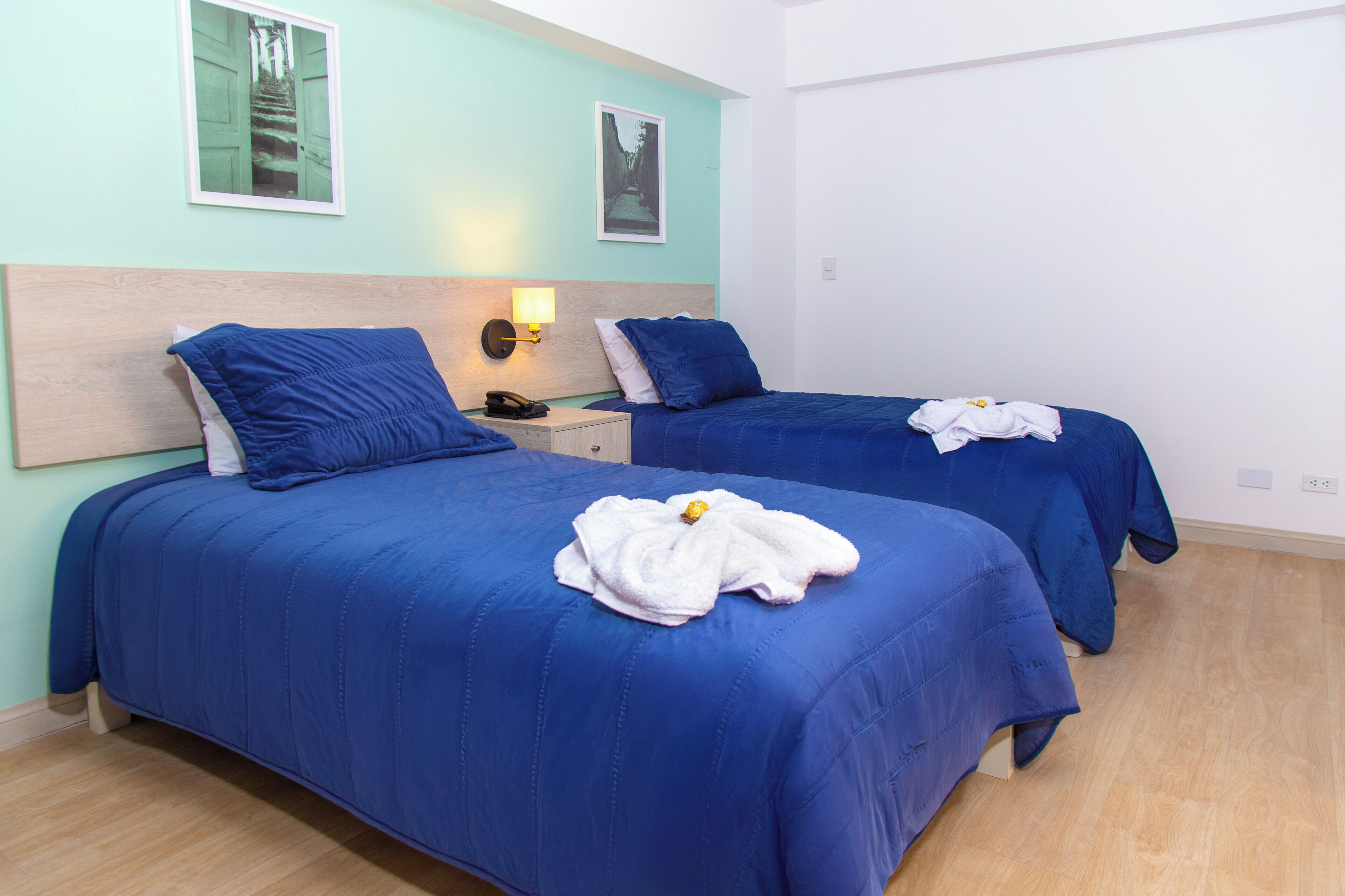 Quarto casal standard, 2 camas de solteiro | Escrivaninha, espaço de trabalho para notebook, cortinas blackout