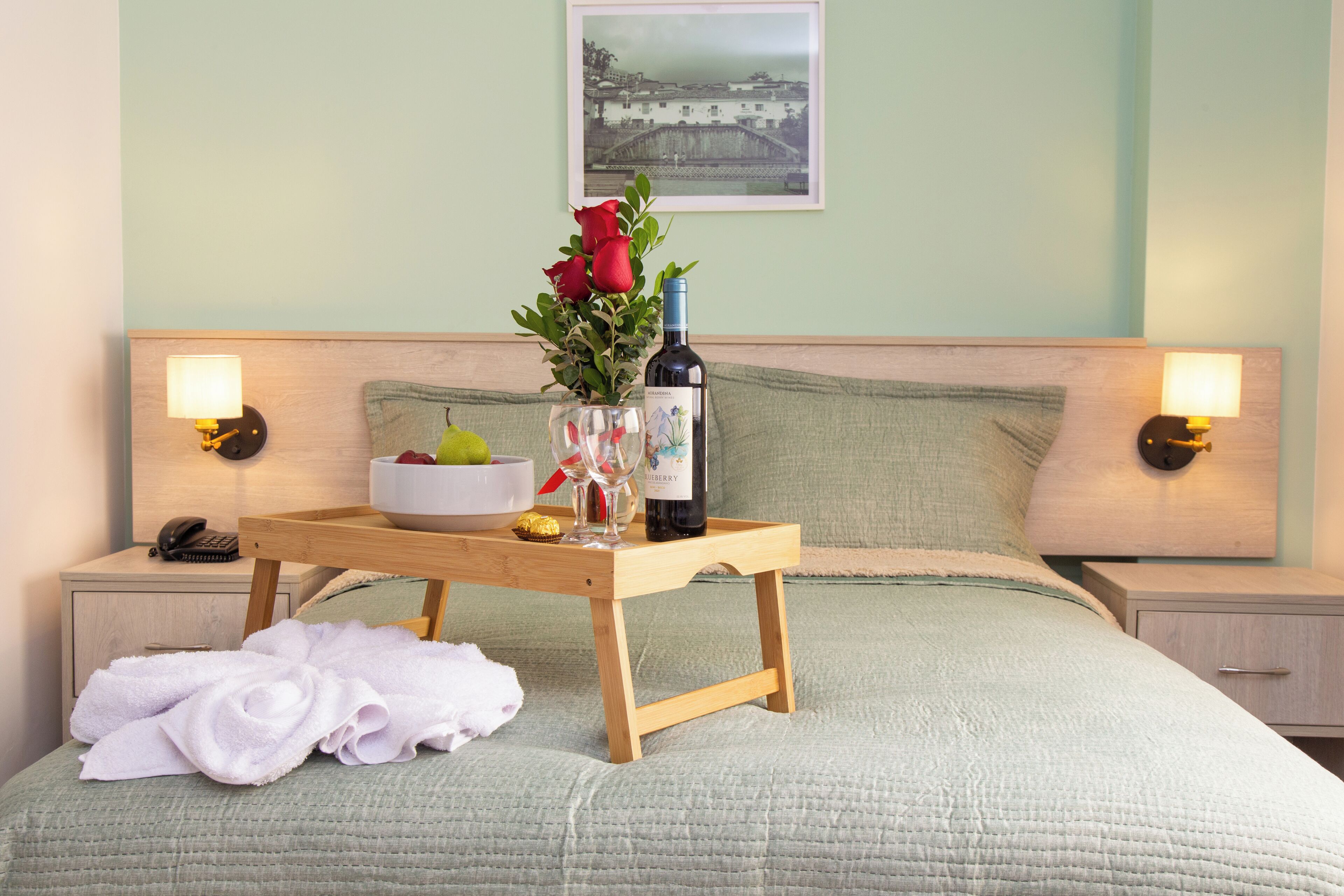 Quarto lua de mel | Escrivaninha, espaço de trabalho para notebook, cortinas blackout