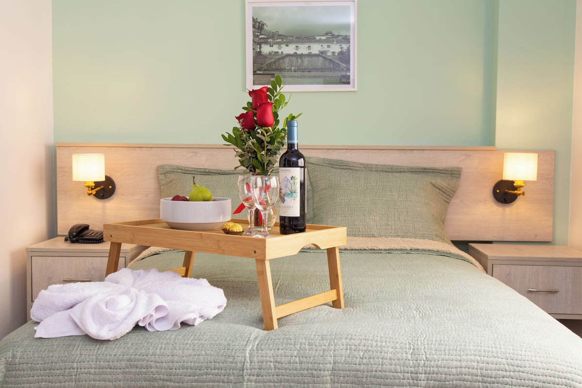 Quarto lua de mel | Escrivaninha, espaço de trabalho para notebook, cortinas blackout