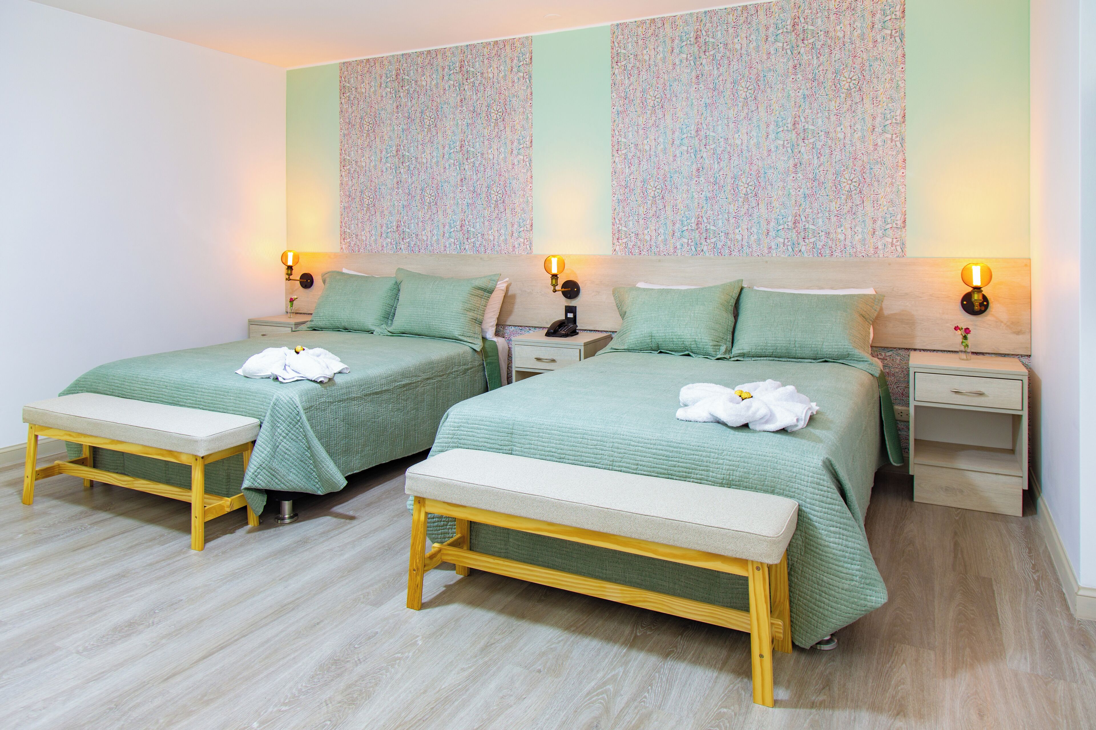 Quarto casal conforto | Escrivaninha, espaço de trabalho para notebook, cortinas blackout