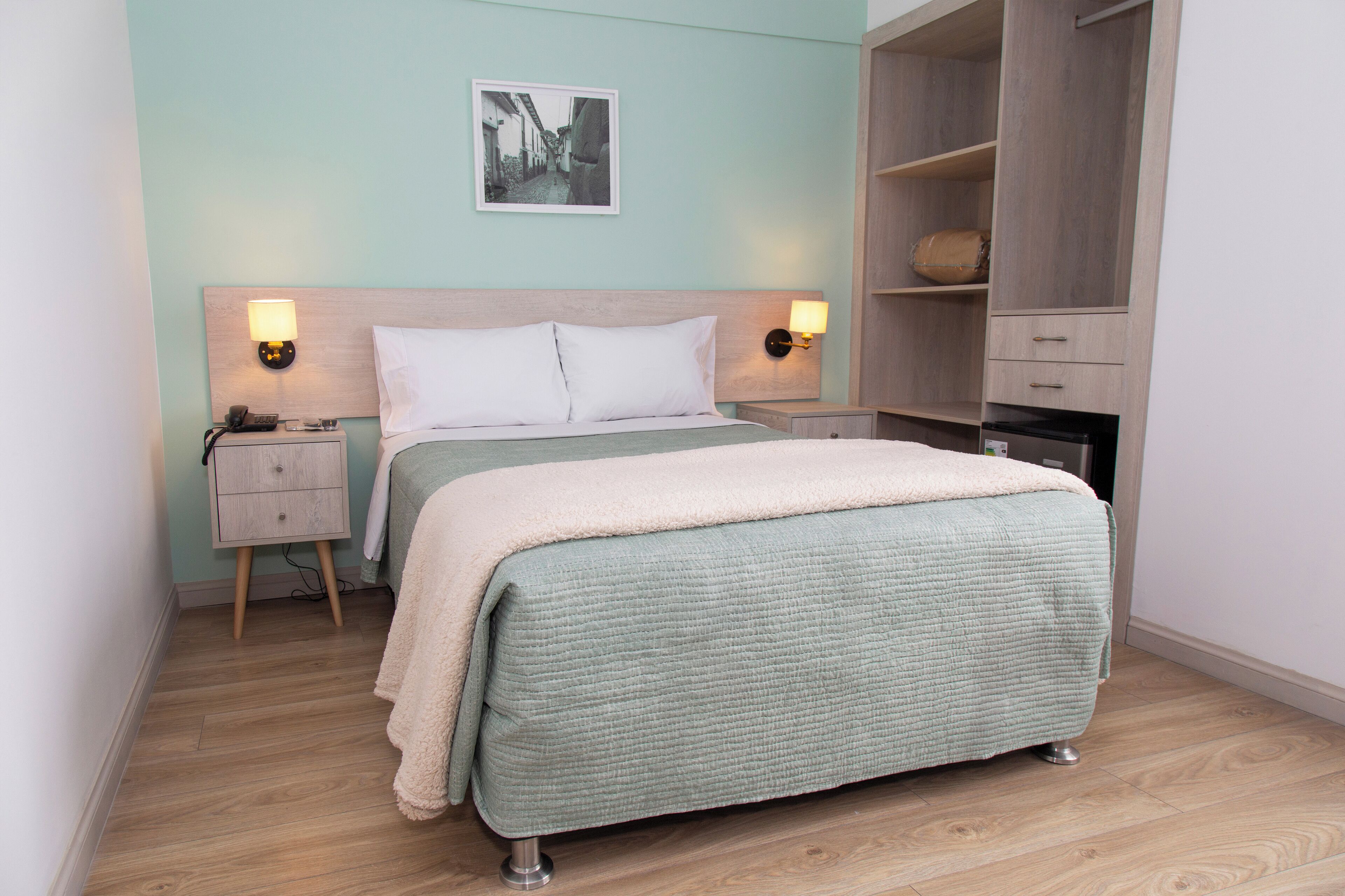 Quarto solteiro standard | Escrivaninha, espaço de trabalho para notebook, cortinas blackout