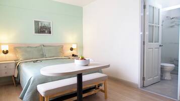 Habitación de luna de miel | Escritorio, espacio para trabajar con laptop y cortinas blackout