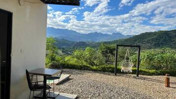 Habitación cuádruple Deluxe, vistas a la montaña | Wifi gratis y ropa de cama