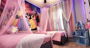 4 bedrooms, desk, iron/ironing board, WiFi