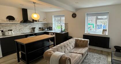No 8 - 1 Bed Flat - Lux Living - Free Parking