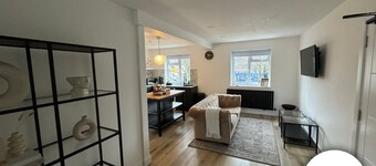 No 8 - 1 Bed Flat - Lux Living - Free Parking