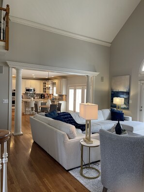 Smart-TV, DVD-Player, Stereoanlage, Computerbildschirme