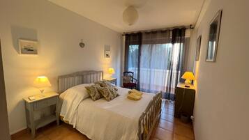2 chambres, fer et planche à repasser, Wi-Fi gratuit, draps fournis