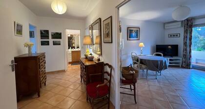 Collines dâEstanove: appartement de charme-calme-confort-piscine