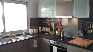 Een microgolfoven, een oven, een kookplaat, een vaatwasser