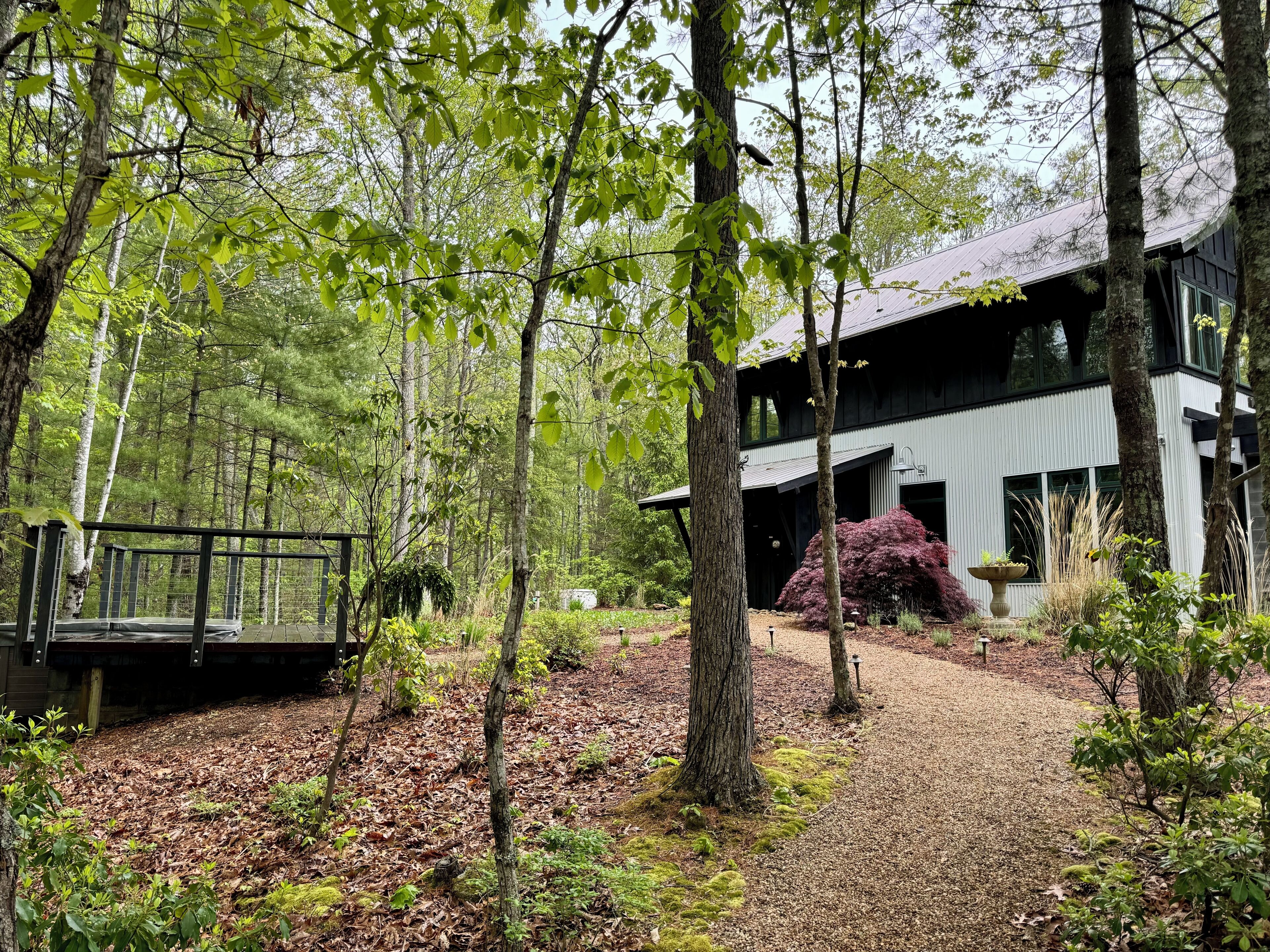 Cozy cabin w/ hot tub on private mountaintop + pet friendly w/ fast WIFI