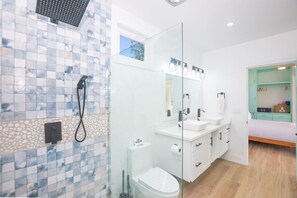 Ein modernes Badezimmer mit Dusche, Toilette und Waschbecken.