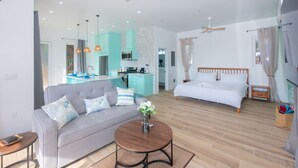 Een moderne woonkamer met een bank, een salontafel en een bed.
