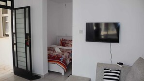 Tabla de planchar con plancha, wifi, ropa de cama