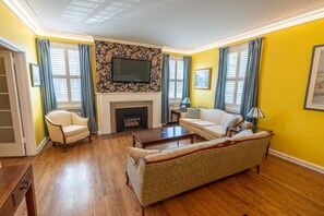 TV, fireplace - Cardinal Inn ~ Beach Room (Cornwall)