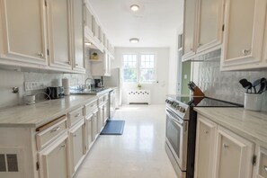 Fridge, microwave, oven, stovetop - Cardinal Inn ~ Retro Room (Cornwall)