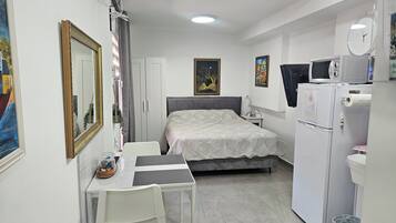 1 bedroom, desk, iron/ironing board, free WiFi