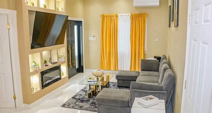 Cozy Luxury Hideaway With Free Wifi,Parking,Swimming Pool&Jacuzzi Near Negril