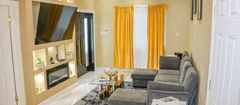 Cozy Luxury Hideaway With Free Wifi,Parking,Swimming Pool&Jacuzzi Near Negril