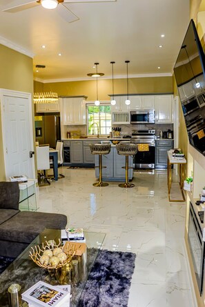 Réfrigérateur, micro-ondes, four, plaque de cuisson